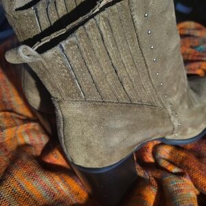 CUTE BROWN SUADE BOOTIES WITH HEEL. SZ10
